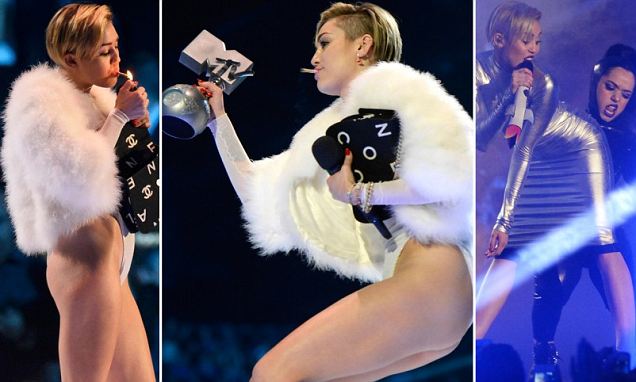 Miley Cyrus Nekat Hisap Ganja di Panggung Penghargaan MTV